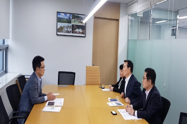 ▲ 정연대 (오른쪽 가운데)  포항시 일자리경제국장이 최주영 ㈜대명호텔앤리조트 대표이사를 만나 포항 투자유치에 대한 논의를 했다.ⓒ포항시