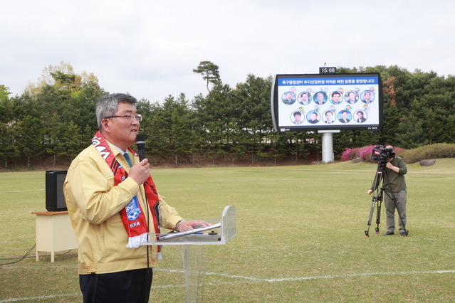 ▲ 김학동 군수는 직접 발표에 나서 양궁장 전광판을 이용해 영상물을 띄워 축구종합센터가 예천에 유치되어야 하는 당위성을 적극 설명했다.ⓒ예천군