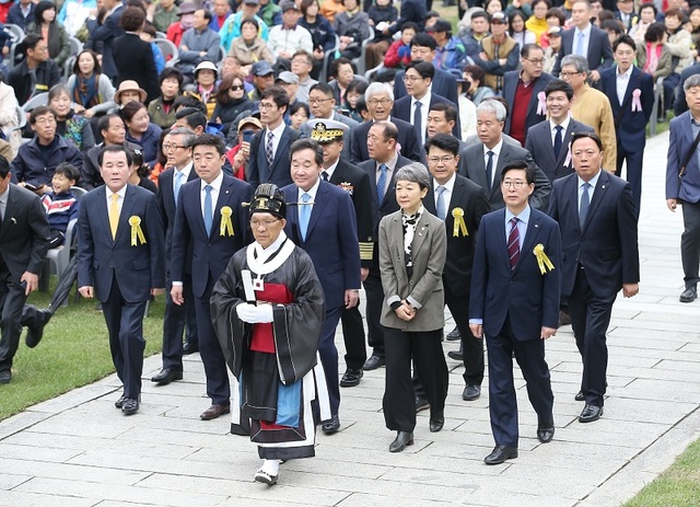 ▲ 이낙연 총리와 양승조 충남도지사가 28일 아산 현충사에서 열린 충무공 이순신 탄신 기념 다례행제에 참석하기 위해 이동하고 있다.ⓒ충남도