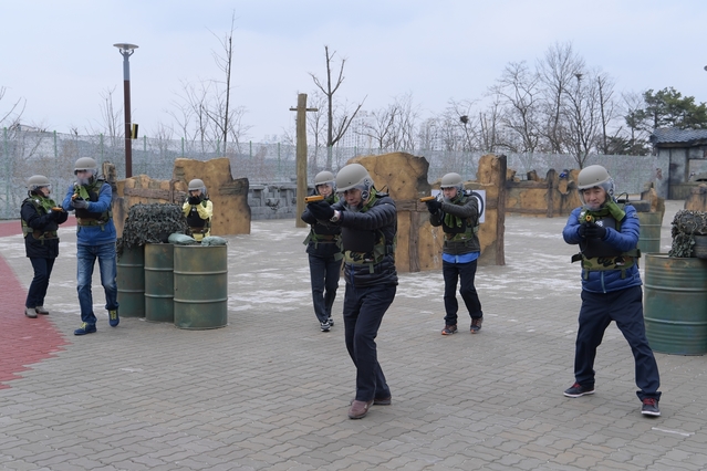 ▲ 개장 후 1만 4천여명이 서바이벌 체험을 한 영천전투메모리얼파크에서 가장 인기가 많은 시가전 서바이벌 체험 장면.ⓒ영천시