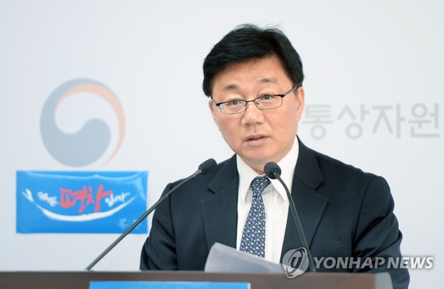 ▲ 신임 가스공사 사장에 채희봉 전 청와대 산업정책비서관이 유력하게 거론되고 있다. 사진은 채 전 비서관이 산업부 무역투자실장이던 2017년 4월 1일 오전 정부세종청사 산업부 기자실에서 '2017년 4월 수출입 동향을 출입기자단에게 브리핑하고 있다. ⓒ연합뉴스