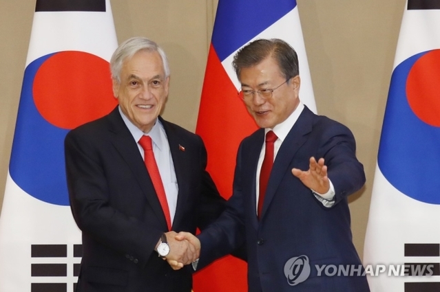▲ 문재인 대통령과 세바스티안 피녜라 칠레 대통령이 29일 오전 청와대에서 정상회담 전 악수하고 있다. ⓒ연합뉴스