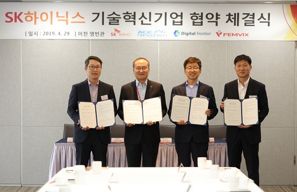 ▲ 29일 열린 SK하이닉스 '2019 기술혁신기업 협약식'에서 참석자들이 기념촬영을 하고 있다.ⓒSK하이닉스