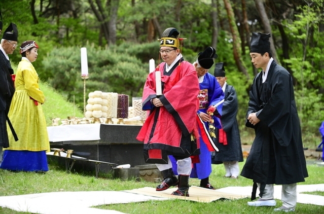 ▲ 차성수 한국원자력환경공단 이사장은 28일 법흥왕릉 춘향대제 초헌관을 맡아 봉행 헌작했다.ⓒ방폐장