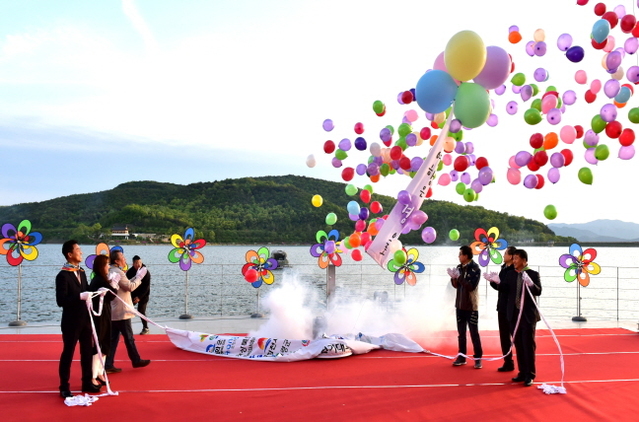 ▲ 경상북도문화관광공사는 5월 가정의 달을 맞아 봄여행주간 퍼포먼스를 하고 있다.ⓒ경북문화관광공사