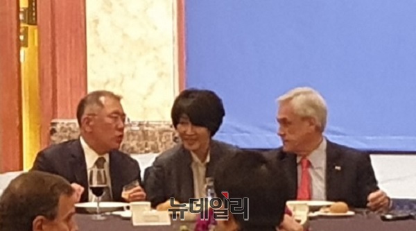 ▲ 정의선 현대차 수석부회장(왼쪽)과 세바스티안 피네라 칠레 대통령(오른쪽)이 29일 서울 소공동 롯데호텔에서 열린 환영 오찬에서 대화를 나누고 있다. ⓒ뉴데일리