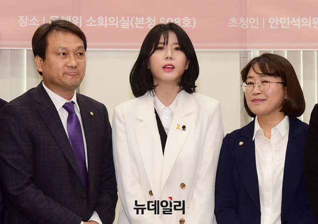 ▲ '故 장자연 사건'의 목격자로 알려진 배우 윤지오(왼쪽 2번째)가 지난 8일 오전 국회 문화체육관광위원회 소위원회 회의실에서 열린 초청간담회에서 발언하고 있다. ⓒ박성원 기자