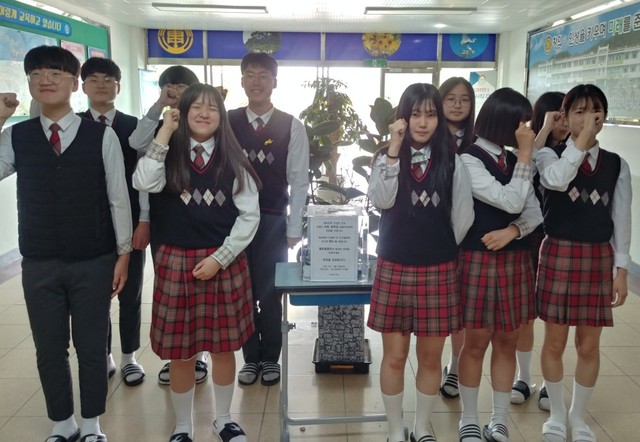 ▲ 제천동중학교 학생회가 강원 산불피해를 입은 학생을 돕기 위한 성금을 모금하고 있다.ⓒ제천동중학교 제공