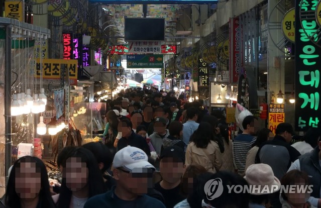 ▲ 지난 3월 생산 소비 투자 등 산업활동 주요 지표가 모두 전월보다 늘어나는 소위 '트리플 증가'가 나타났다. 사진은 이달 13일 속초시 중앙동 속초관광수산시장이 관광객들로 장사진을 이루고 있는 모습. ⓒ연합뉴스