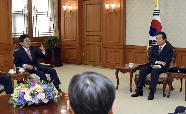 ▲ 이철우 경북도지사(왼쪽)가 지난 29일 국무총리실에서 이낙연 총리와 환담하고 포항지진 특별법 제정을 요청했다.ⓒ경북도