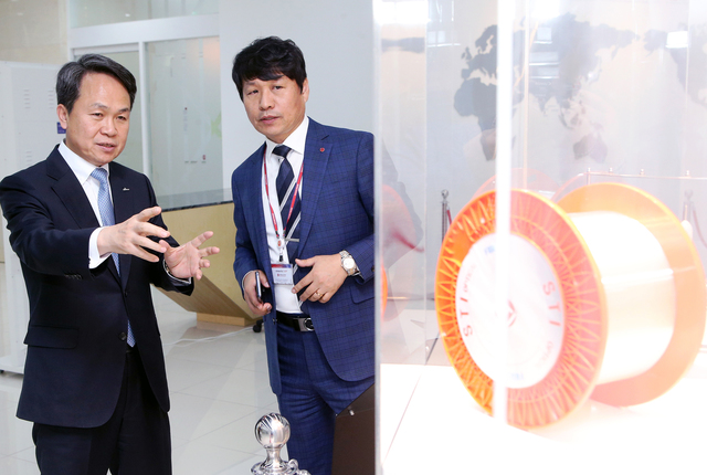 ▲ 진옥동 신한은행장(왼쪽)이 29일 진행한 대구·경북지역 현장 경영에서 글로벌 광섬유·신소재 제조업체 에스티아이를 방문해 서태일 대표이사(오른쪽)와 함께 생산 설비를 돌아보면서 의견을 나누고 있다. ⓒ신한은행