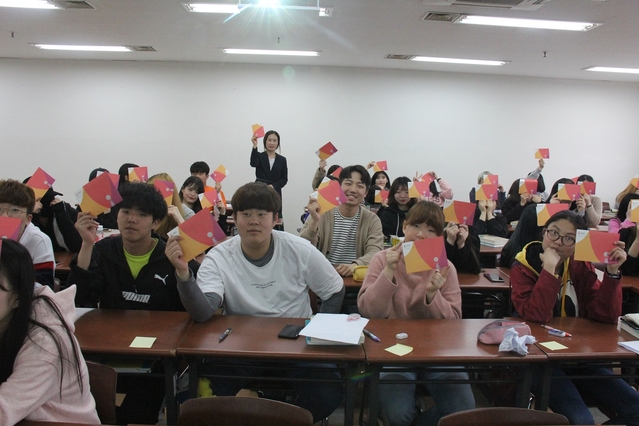 ▲ 수성대 유아교육과 1학년 A-1반 학생들이 29일 김태경 교수의 교양필수 과목인 ‘인성과 리더십’ 수업시간에 고마운 분들에게 감사 손편지를 쓰고 있다.ⓒ수성대