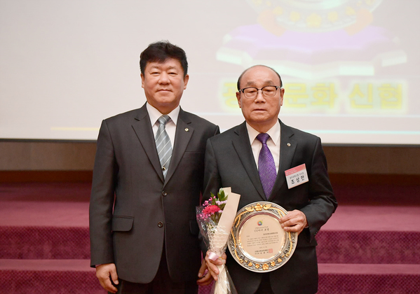 ▲ 김윤식 신협사회공헌재단 이사장(왼쪽)은 30일 대전 신협중앙회관에서 신협 아너스클럽 명명 및 인증패 수여식을 개최했다.ⓒ신협