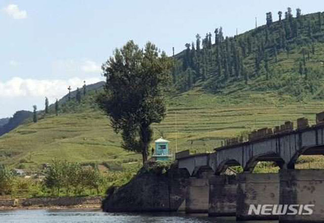 ▲ 중국 단둥에서 압록강 너머로 바라본 북한 국경초소. ⓒ뉴시스. 무단전재 및 재배포 금지.