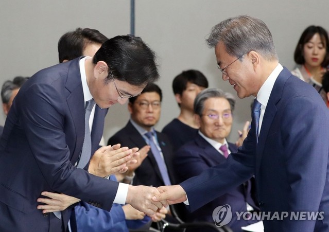 ▲ 문재인 대통령과 이재용 삼성전자 부회장이 30일 오후 시스템 반도체 비전 선포식이 열린 삼성전자 화성캠퍼스 부품연구동(DSR)에서 악수하며 인사하고 있다.ⓒ연합뉴스