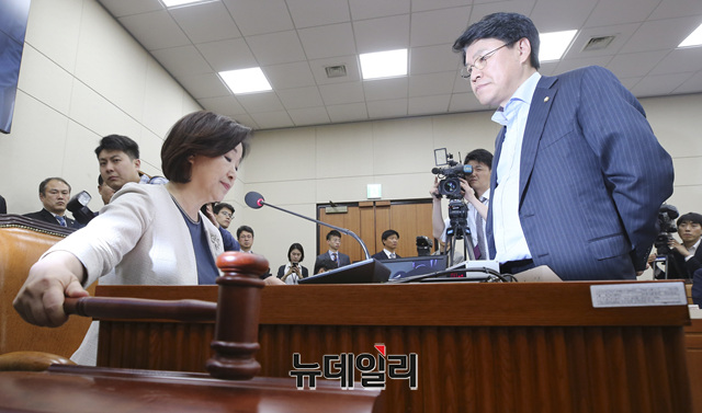 ▲ 장제원 자유한국당 의원이 30일 오전 국회에서 열린 정치개혁특별위원회 회의에서 심상정 위원장에게 항의를 하고있다.ⓒ이종현 기자