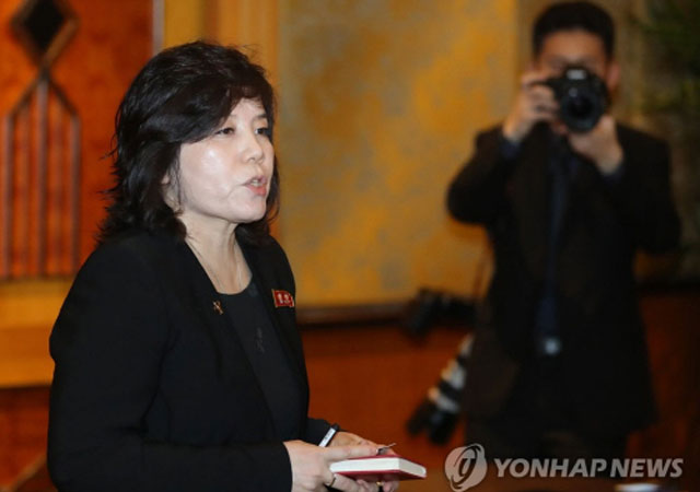 ▲ 기자들 앞에 나선 최선희 북한 외무성 부상. ⓒ연합뉴스. 무단전재 및 재배포 금지.