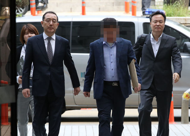 ▲ 박근혜 전 대통령 시절 국회의원 선거에 개입한 혐의를 받고있는 박기호 경찰인재개발원장(맨 오른쪽)과 정창배 중앙경찰학교장(맨 왼쪽)이 30일 영장실질심사를 위해 서울중앙지법에 출석하고 있다.ⓒ연합뉴스