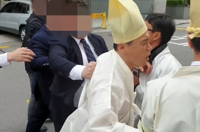 ▲ 대구 수성구 범어동 ‘수성범어W’ 주상복합 단지 건설을 두고 빚어지는 수성범어지역주택조합과 투자자 A 씨와의 갈등이 사그라들지 않고 있다. 사진은 28일 발생한 실랑이 장면.ⓒ수성범어지역주택조합