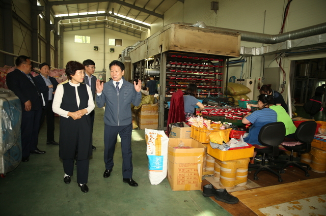 ▲ 이병환 군수(오른쪽)가 선남면에 소재한 장갑 제조업체인 ㈜송죽글러브(대표 정선희)를 방문, 기업현황 및 애로사항을 청취한 후, 생산현장을 둘러보는 등 민생현장 챙기기에 나섰다.ⓒ성주군