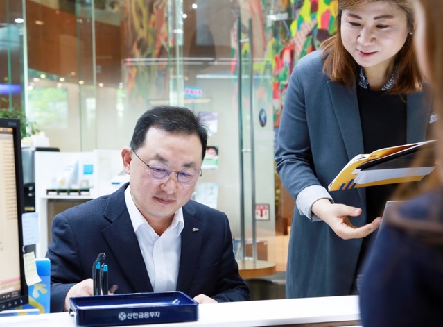 ▲ 김병철 사장이 '플랜yes' 해외주식 서비스에 가입하고 있다. ⓒ신한금융투자