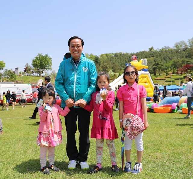 ▲ 김주수 의성군수가 지난해 어린이날 행사에서 어린이들과 손을 잡고 기념촬영을 하고 있는 장면.ⓒ의성군