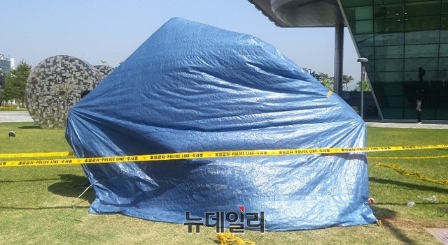 ▲ 2일 오전 붉은색 페인트를 뒤집어 쓴 표지석이 천막으로 가려져 있는 가운데 경찰이 표지석 주변에 폴리스 라인을 설치해 놓았다.ⓒ김동식 기자