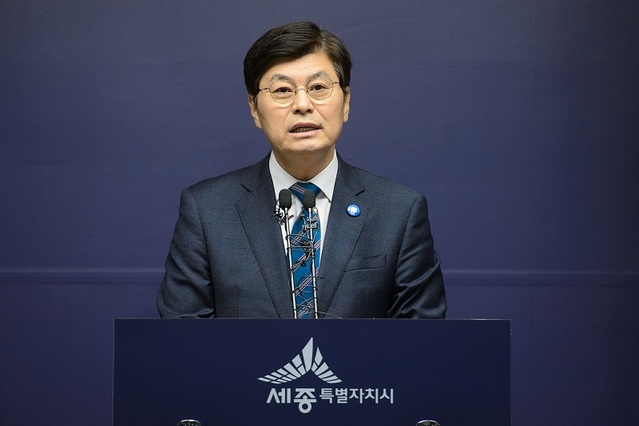 ▲ 이춘희 세종시장이 2일 정례브리핑을 통해 세종 보 철거와 관련, 시간을 두고 신중한 검토가 필요하다는 입장을 밝히고 있다.ⓒ세종시