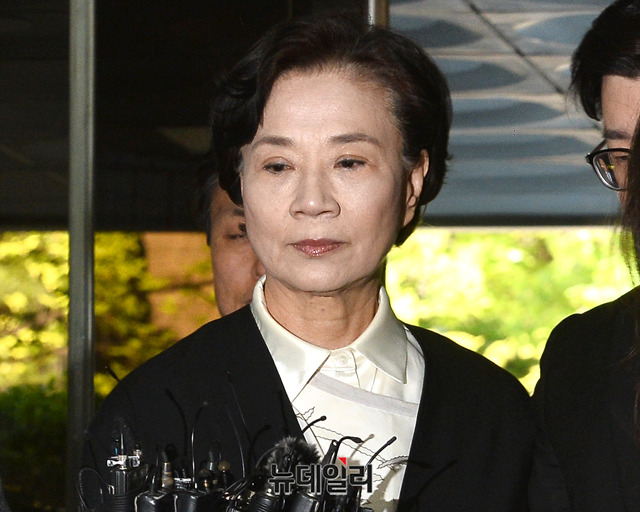 ▲ 이명희 전 일우재단 이사장이 필리핀 여성들을 위장 입국시켜 가사도우미로 불법 고용한 혐의로 서울중앙지방법원에 출석했다ⓒ박성원 기자