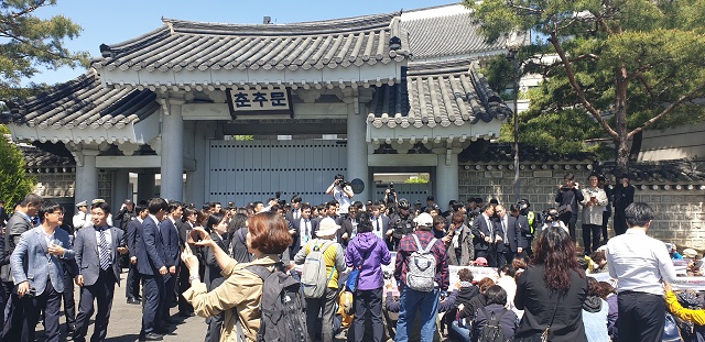 ▲ 전국장애인부모연대 소속 회원들이 2일 오전 청와대 춘추관 앞에서 기습시위를 하고 있다. ⓒ전성무 기자