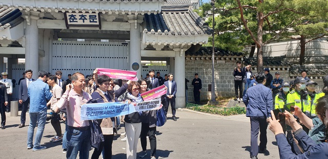 ▲ 전국장애인부모연대 회원들이 2일 오전 청와대 춘추관 앞에서 기습시위를 마친 뒤 기념사진을 찍고 있다. ⓒ전성무 기자