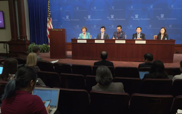 ▲ '북한자유주간'을 맞아 미 워싱턴 헤리티지 재단에서 열린 토론회에 참석한 탈북단체 대표들. ⓒ미국의 소리 관련보도 화면캡쳐.