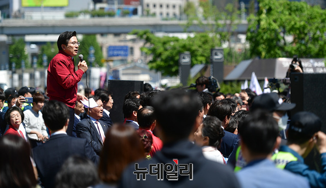 ▲ 자유한국당 황교안 당대표가 2일 서울역 광장 앞에서 문재인 정부 규탄 집회를 하고 있다. ⓒ정상윤 기자