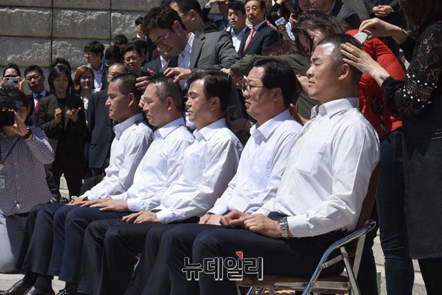 ▲ 2일 국회 본관 앞에서 여야4당의 패스트트랙 야합에 삭발 투쟁으로 항의하는 자유한국당 의원들. ⓒ이종현 기자