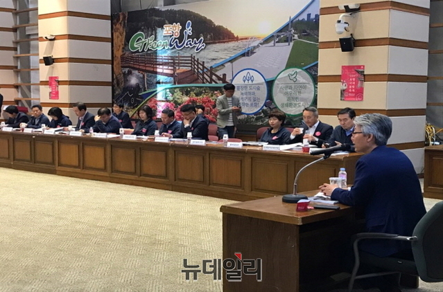 ▲ 송경창 포항시 부시장이 '2019 포항국제불빛축제' 본격 준비를 위한 부서별 보고회를 주재해 준비상황에 대한 중간 점검을 했다.ⓒ뉴데일리