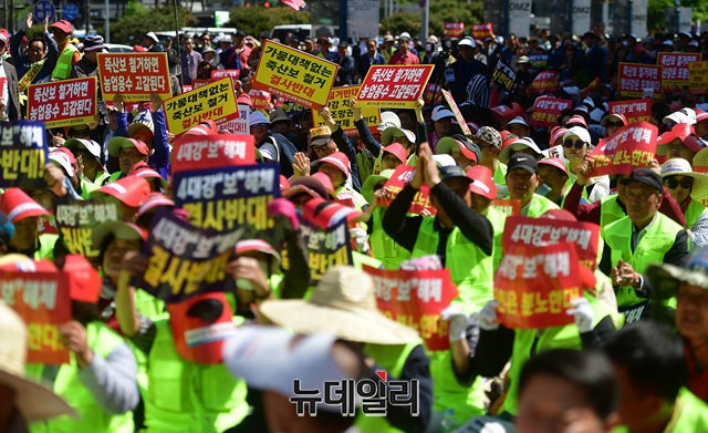 ▲ 전국 각지에서 모인 사람들이 2일 오후 서울역광장에서'4대강 보 해체 반대'를 주장하고 있다.ⓒ정상윤 기자