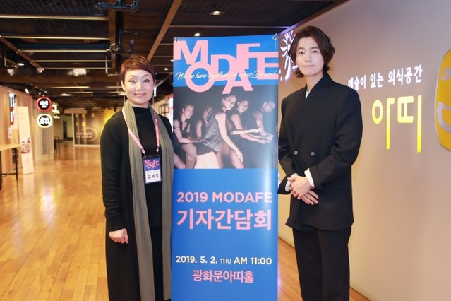 ▲ 김혜정 모다페 조직위원장이 홍보대사 배우 정경호와 함께 포즈를 취하고 있다.ⓒ모다페 사무국