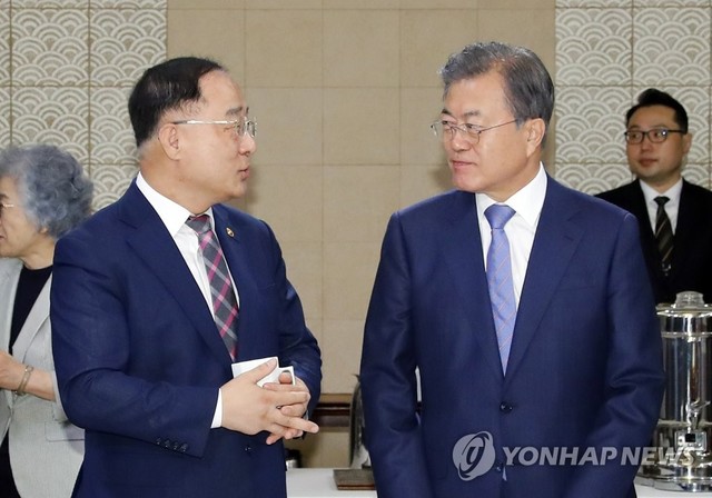 ▲ 문재인 대통령이 지난달 30일 오전 청와대에서 국무회의 전 열린 차담회에서 홍남기 경제부총리 겸 기획재정부 장관과 얘기를 나누고 있다. ⓒ연합뉴스