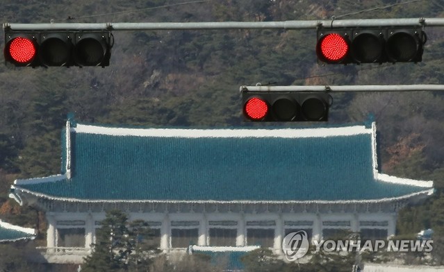▲ 여당 일각에서도 정치·경제적 혼란이 극에 달했다는 지적이 나온다. 서울 세종대로의 빨간 신호등 뒤로 청와대가 보이고 있다. ⓒ연합뉴스