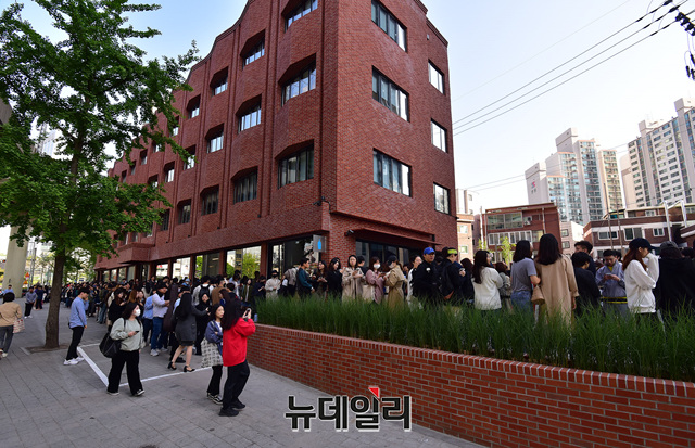 ▲ 3일 오전 8시 블루보틀 1호점의 오픈 시각이 다가오자 대기 인원은 빠르게 늘어났다. ⓒ정상윤 기자