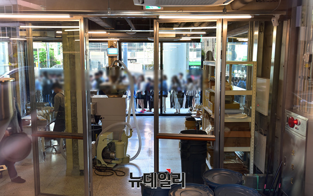 ▲ 서울 성동구 성수동 블루보틀 1호점 오픈 첫날 모습. ⓒ정상윤 기자