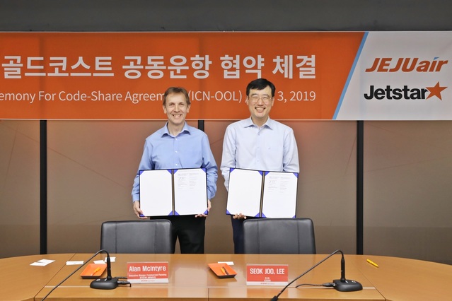 ▲ 3일 서울 강서구 하늘길 제주항공 회의실에서 진행한 ‘제주항공-제트스타 에어웨이즈 인천~호주 골드코스트 노선 공동운항 협약식’에서 제주항공 이석주사장(사진 오른쪽)과 제트스타에어웨이즈 앨런맥킨타이어 커머셜본부장(사진 왼쪽)이 기념사진 촬영을 하고 있다ⓒ제주항공