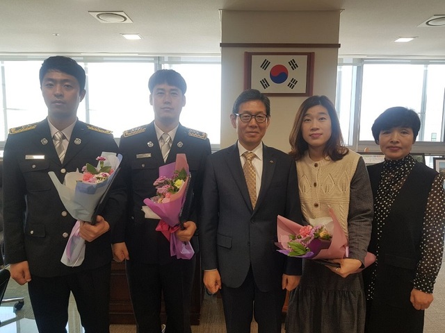 ▲ 김용찬 충남도 행정부지사가 2019 생명사랑주간 자살예방 표어공모전 수상자들에게 시상을 한 뒤 기념촬영을 하고 있다.ⓒ충남도