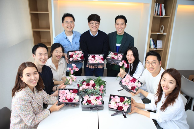 ▲ 이 날 열린 행사에 참여한 LG상사 임직원들은 카네이션, 미니 장미 등을 활용해 부모님께 드릴 플라워박스를 직접 만들었다.ⓒLG상사