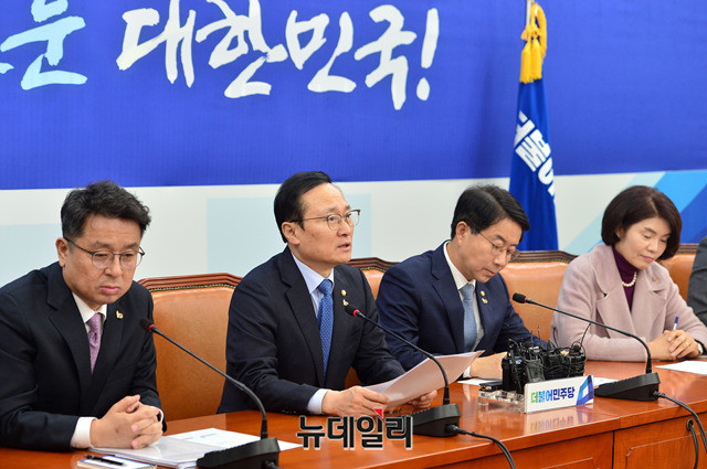 ▲ 홍영표 더불어민주당 원내대표가 26일 오전 국회에서 열린 원내대책회의에서 모두발언을 하고 있다. ⓒ박성원 기자