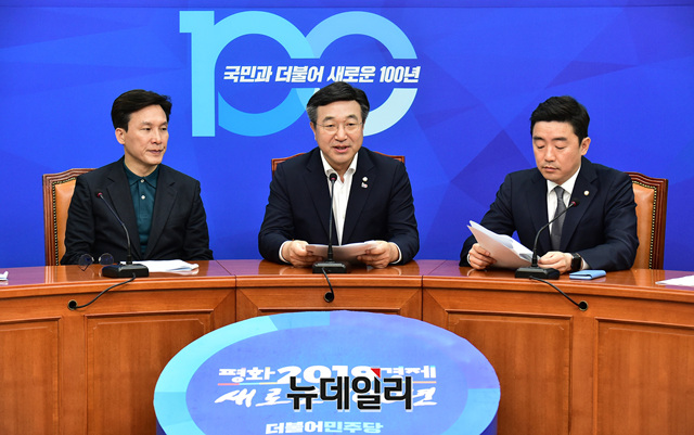 ▲ 윤호중 더불어민주당 사무총장과 총선기획단 위원들이 3일 오전 국회에서 제21대 총선 공천제도를 발표하고 있다. ⓒ이종현 기자