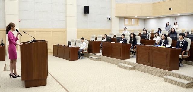 ▲ 세종시의회가 3일 본회의장에서 관내 청소년 25명을 대상으로 ‘청소년 의회교실 모의의회’를 열었다.ⓒ세종시의회
