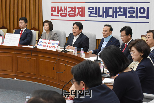 ▲ 3일 국회에서 열린 자유한국당 '민생경제 원내대책회의' 모습. ⓒ이종현 기자