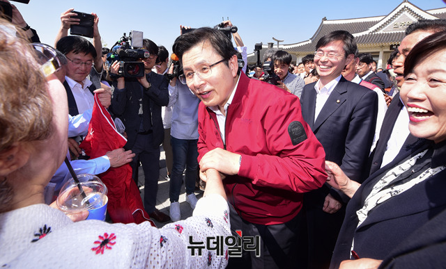 ▲ 황교안 자유한국당 대표가 3일 오후 전북 전주시 전주역광장에서 열린 '문재인 STOP! 전주시민이 심판합니다!' 규탄대회를 마친 뒤 전주 시민들과 인사를 나누고 있다. ⓒ박성원 기자