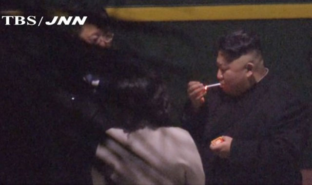 ▲ 지난 2월 베트남 하노이로 가던 도중 열차를 세우고 담배를 피는 김정은. ⓒ연합뉴스. 무단전재 및 재배포 금지.